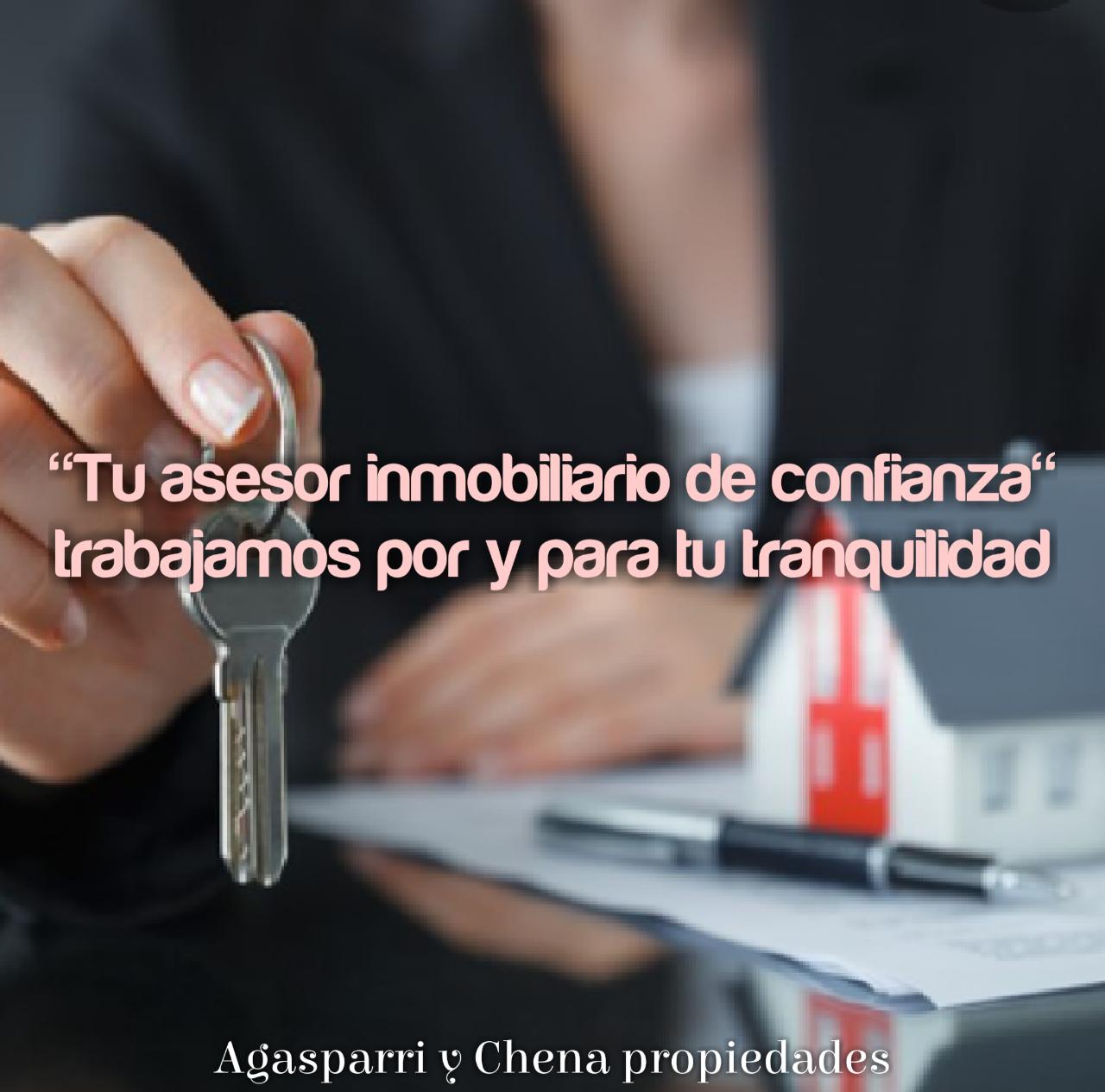 Asesora de Agasparri Propiedades entregando las llaves de su nuevo hogar a una pareja satisfecha en Berazategui